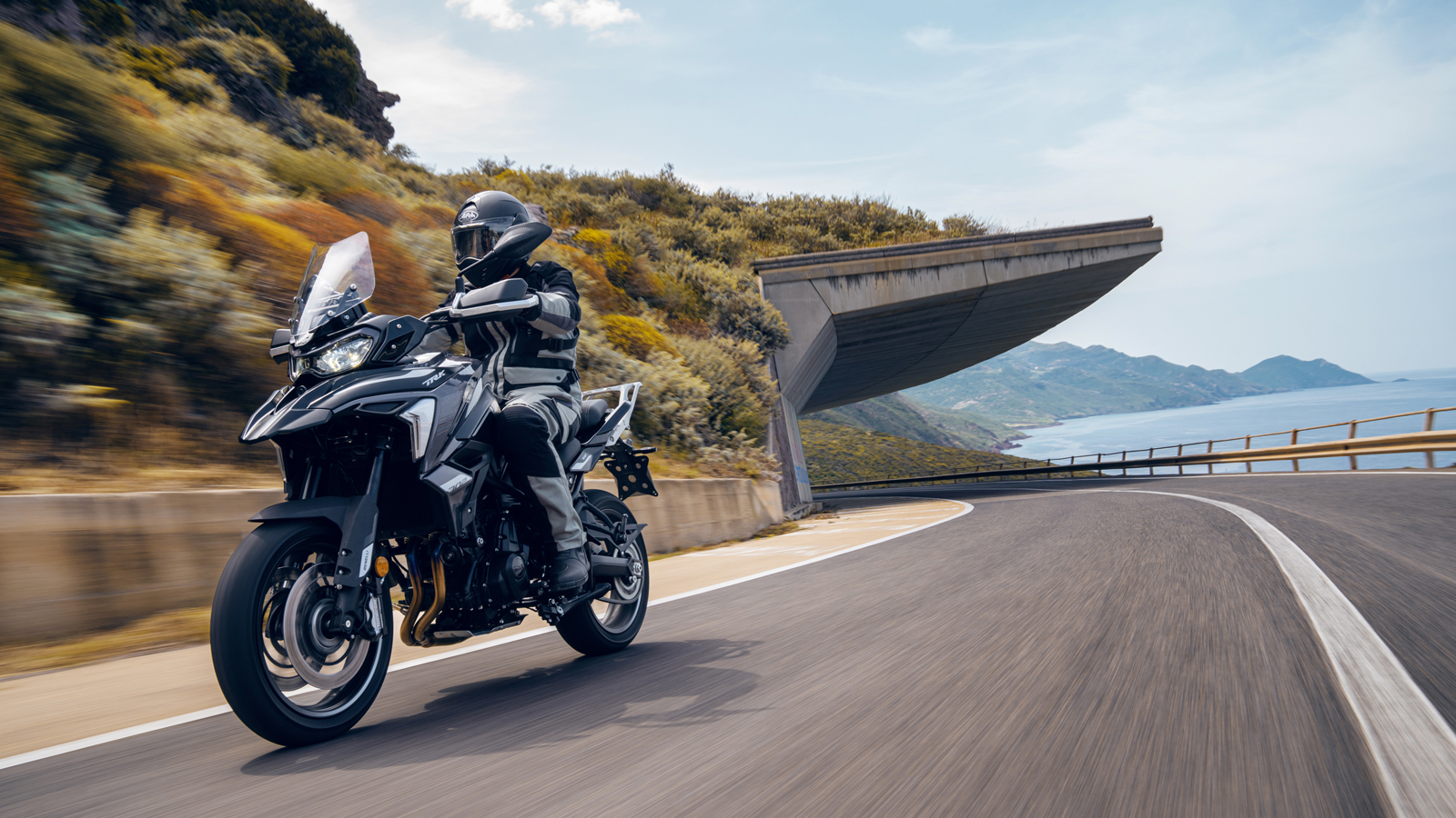 BENELLI TRK 702 / 702 X: Ιταλοθρεμμένο και με χωμάτινη έκδοση.